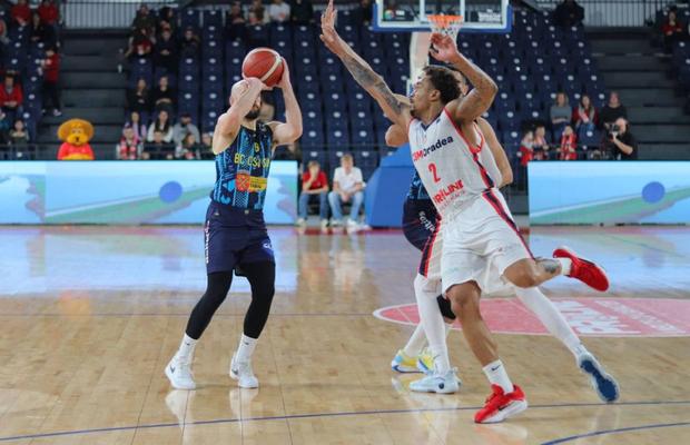 Fază uimitoare în Oradea Arena: CSU Sibiu mai face o victimă! » Liderul Ligii Naționale, a doua înfrângere în 5 zile