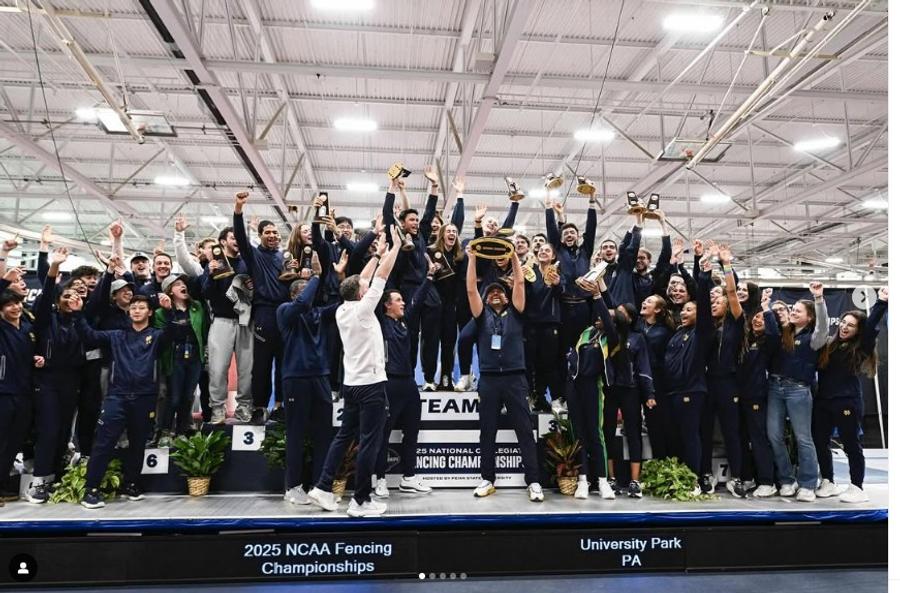 Echipa de scrimă a Universității Notre Dame, campioană universitară 2025 Sabrerul Radu Nițu și floretista Rebeca Cândescu - campioni NCAA pe echipe alături de University of Notre Dame