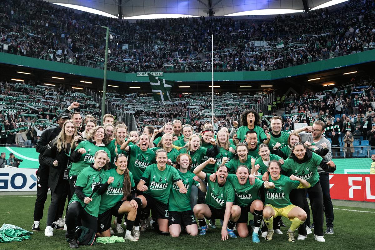 Record de spectatori în fotbalul feminin: 57.000 de fani la semifinala istorică Hamburg – Werder Bremen