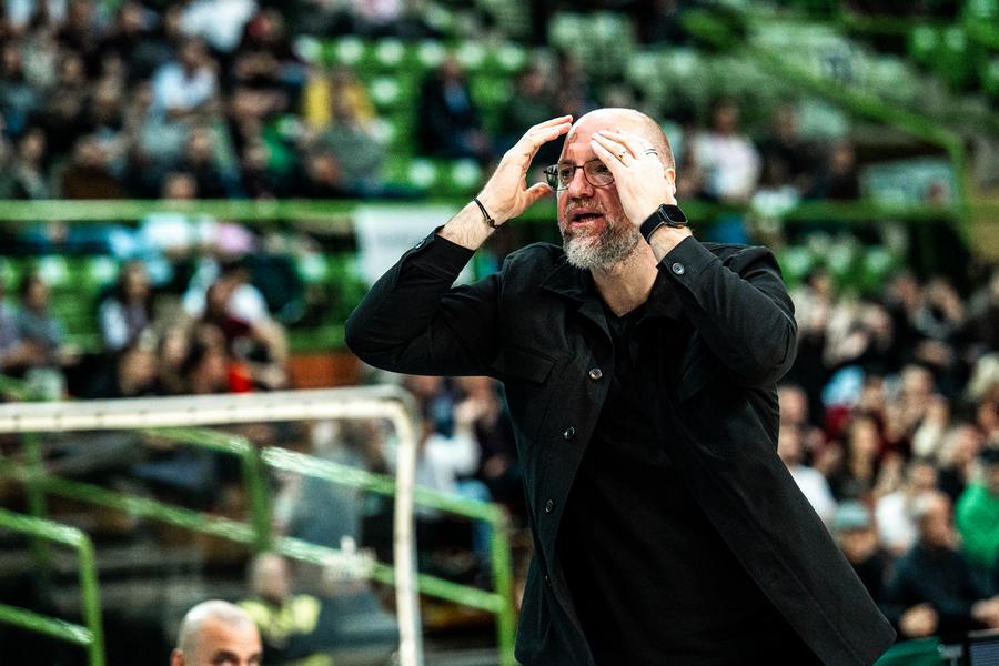 Mihai Silvășan, antrenorul lui U-BT Cluj-Napoca/Foto: aba-liga.com Probleme mari de lot pentru U-BT Cluj-Napoca înaintea unei „duble” importante în Liga ABA: „Dacă sunt doi fundași în tribune, îi rog să ridice mâna!”