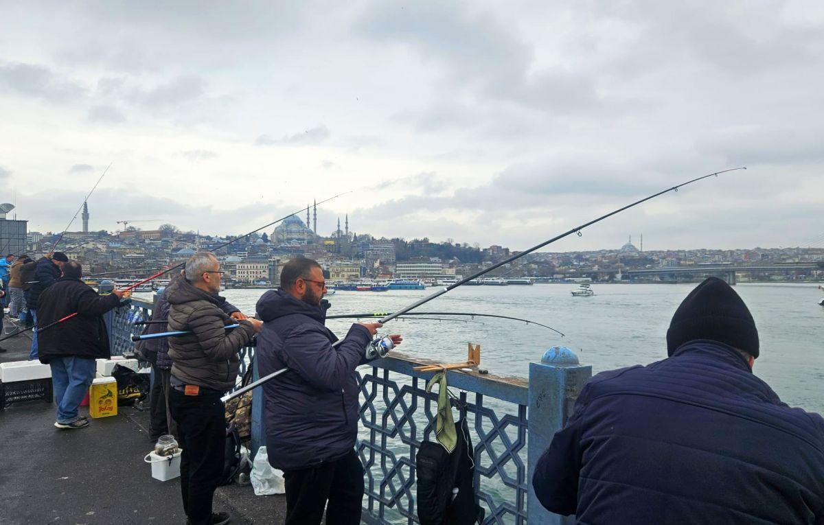 O zi pe Galata Bridge: pescuitul de pe pod, activitatea preferată a localnicilor din Istanbul