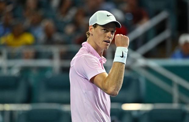 Jannik Sinner s-a calificat în „optimi” la Miami și a bătut un record impresionant al lui Novak Djokovic