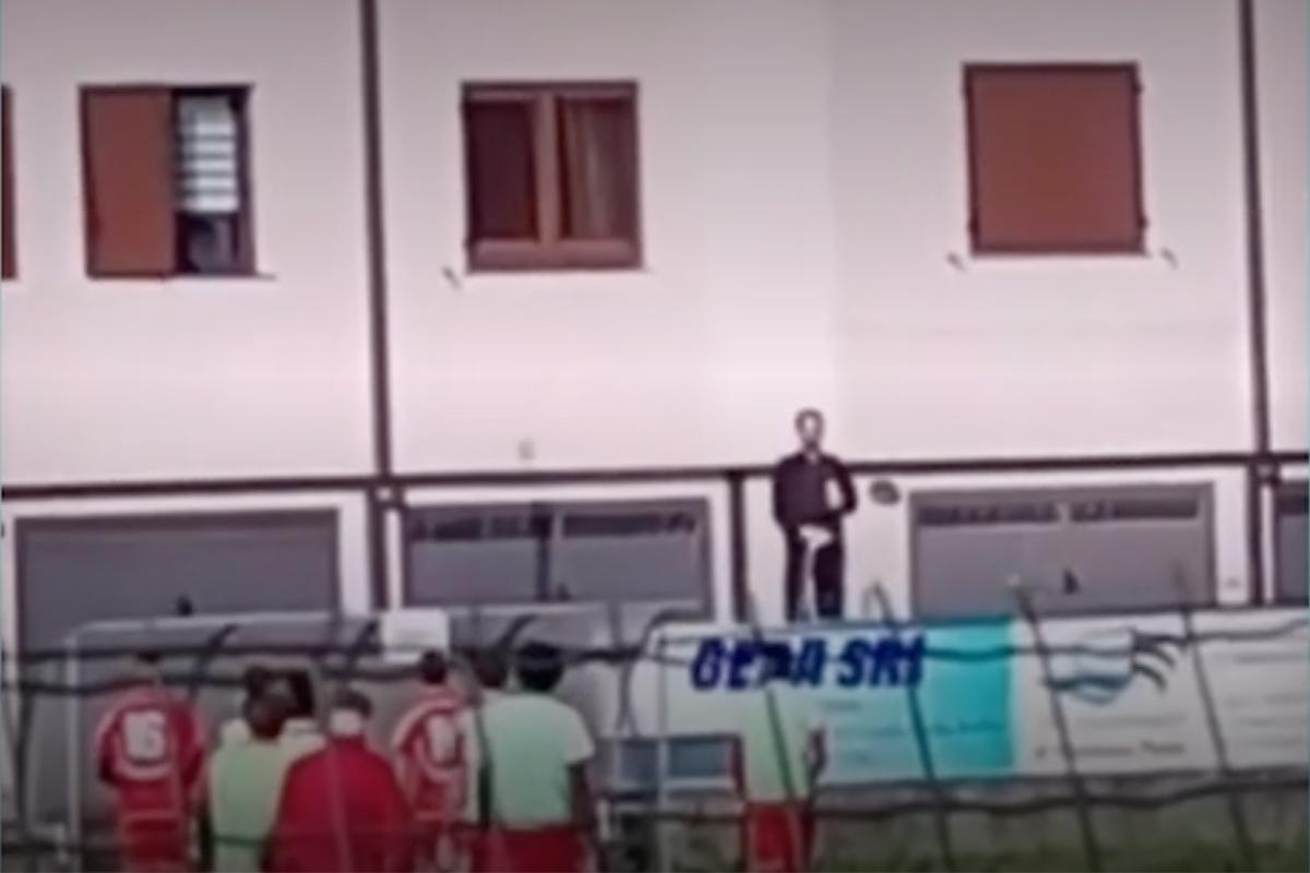 Antrenorul s-a deghizat în preot pentru a evita suspendarea