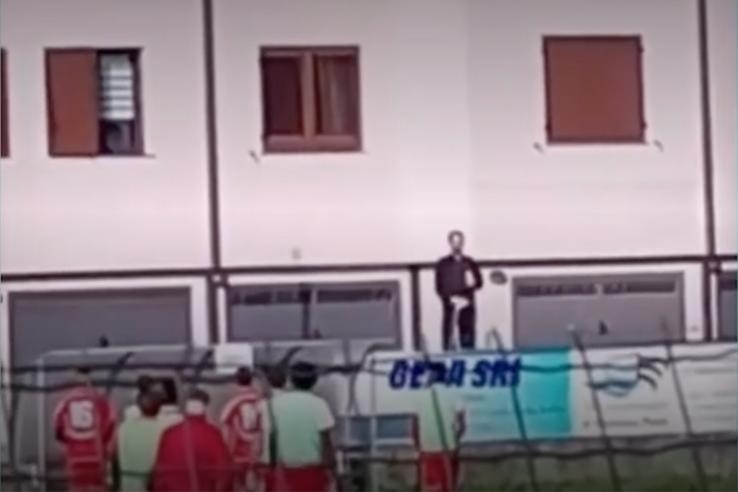 Antrenorul Matteo Ciceri s-a deghizat în preot pentru a fenta suspendarea și a-și conduce echipa pe teren / Foto: X