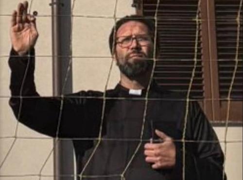 Antrenorul Matteo Ciceri s-a deghizat în preot pentru a fenta suspendarea și a-și conduce jucătorii de la Union Mulazzano pe teren / Foto: X