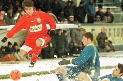 Florentin Petre într-ul duel de la începutul anilor 2000, pe vechiul stadion al Petrolului, cu „găzarii” din Ploiești
