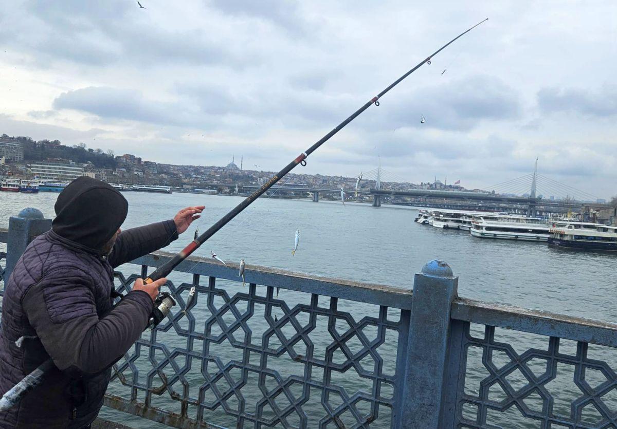 O zi pe Galata Bridge: pescuitul de pe pod, activitatea preferată a localnicilor din Istanbul