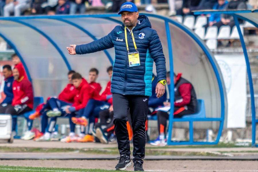 Florin Maxim, antrenorul Corvinului/ foto Facebook @FC Corvinul 1921 Hunedoara Stadion nou în România până la sfârșitul deceniului! Când va fi gata arena de 64 de milioane de euro