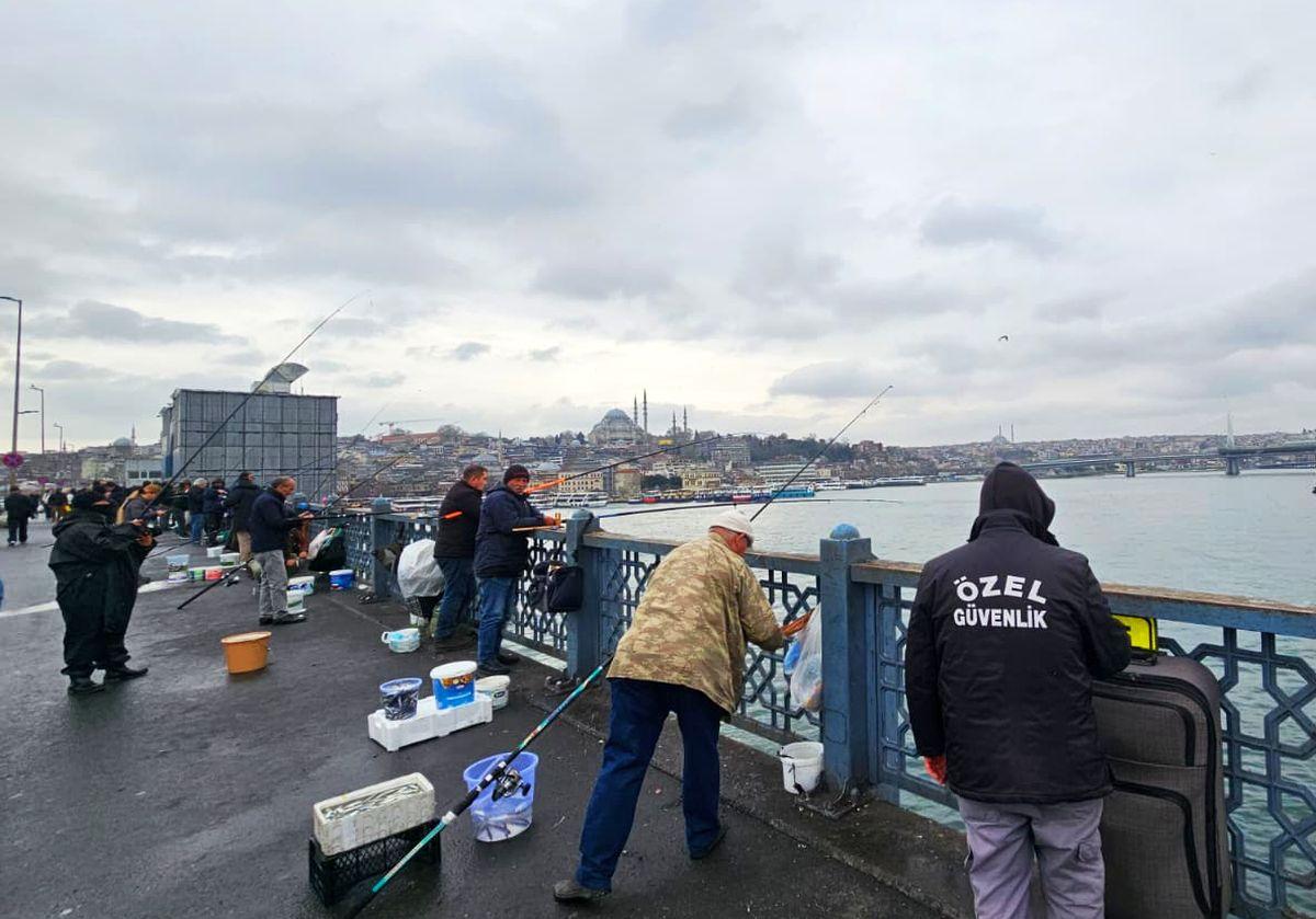 O zi pe Galata Bridge: pescuitul de pe pod, activitatea preferată a localnicilor din Istanbul