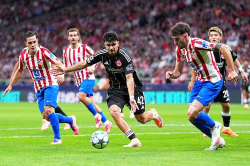 Can Uzun, aici în negru, este al treilea cel mai valoros fotbalist turc // foto: Guliver/gettyimages