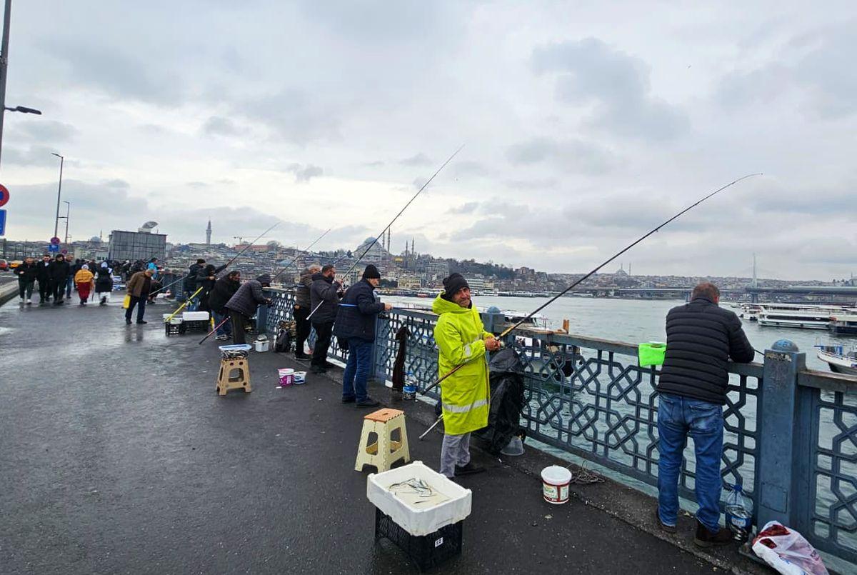 O zi pe Galata Bridge: pescuitul de pe pod, activitatea preferată a localnicilor din Istanbul