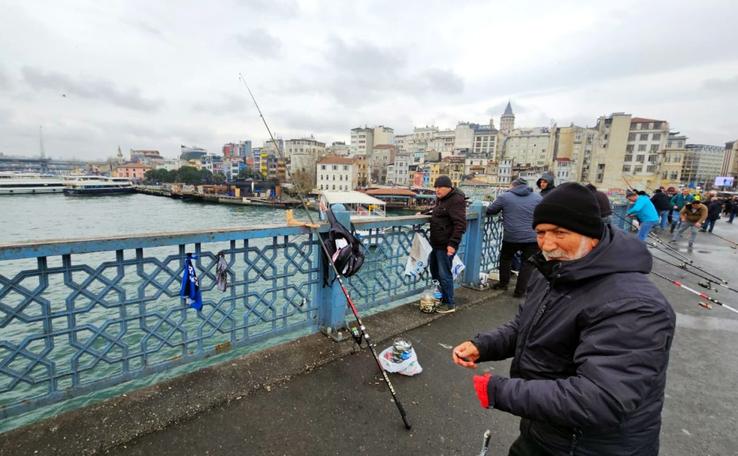 Așa își petrec timpul pescarii din Istanbul / FOTO: Remus Dinu (GSP)