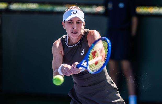 Susținută de Sorana Cîrstea, Belinda Bencic a învins o jucătoare din top 10 WTA și s-a calificat în „sferturi” la Miami Open