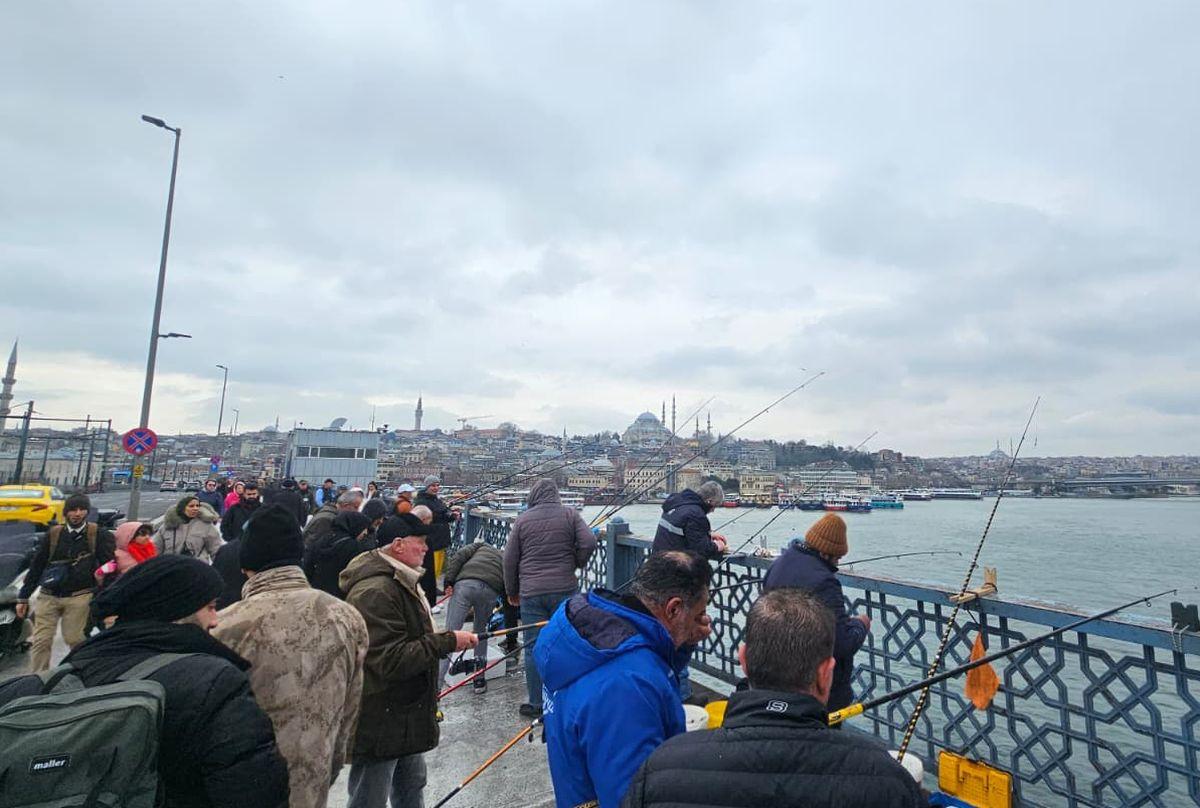 O zi pe Galata Bridge: pescuitul de pe pod, activitatea preferată a localnicilor din Istanbul