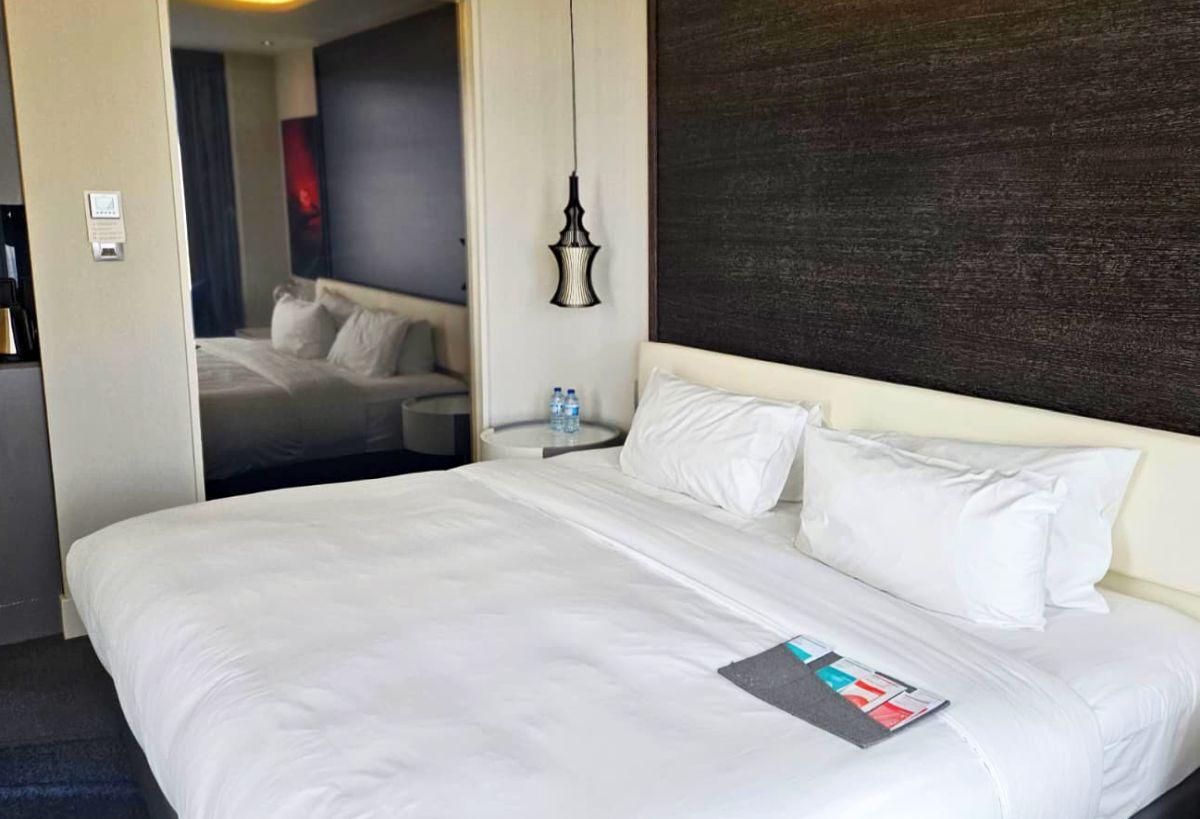 Cum arată camerele în hotelul care găzduiește naționala României pe malul Bosforului