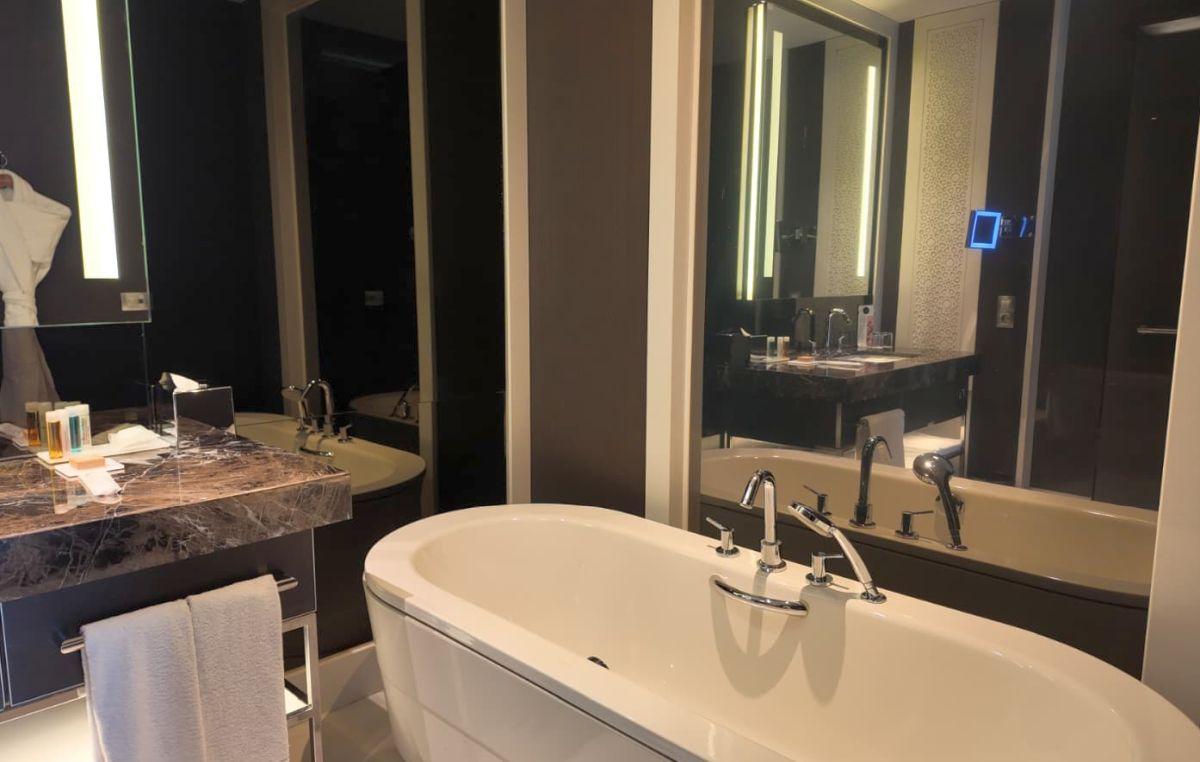 Cum arată camerele în hotelul care găzduiește naționala României pe malul Bosforului
