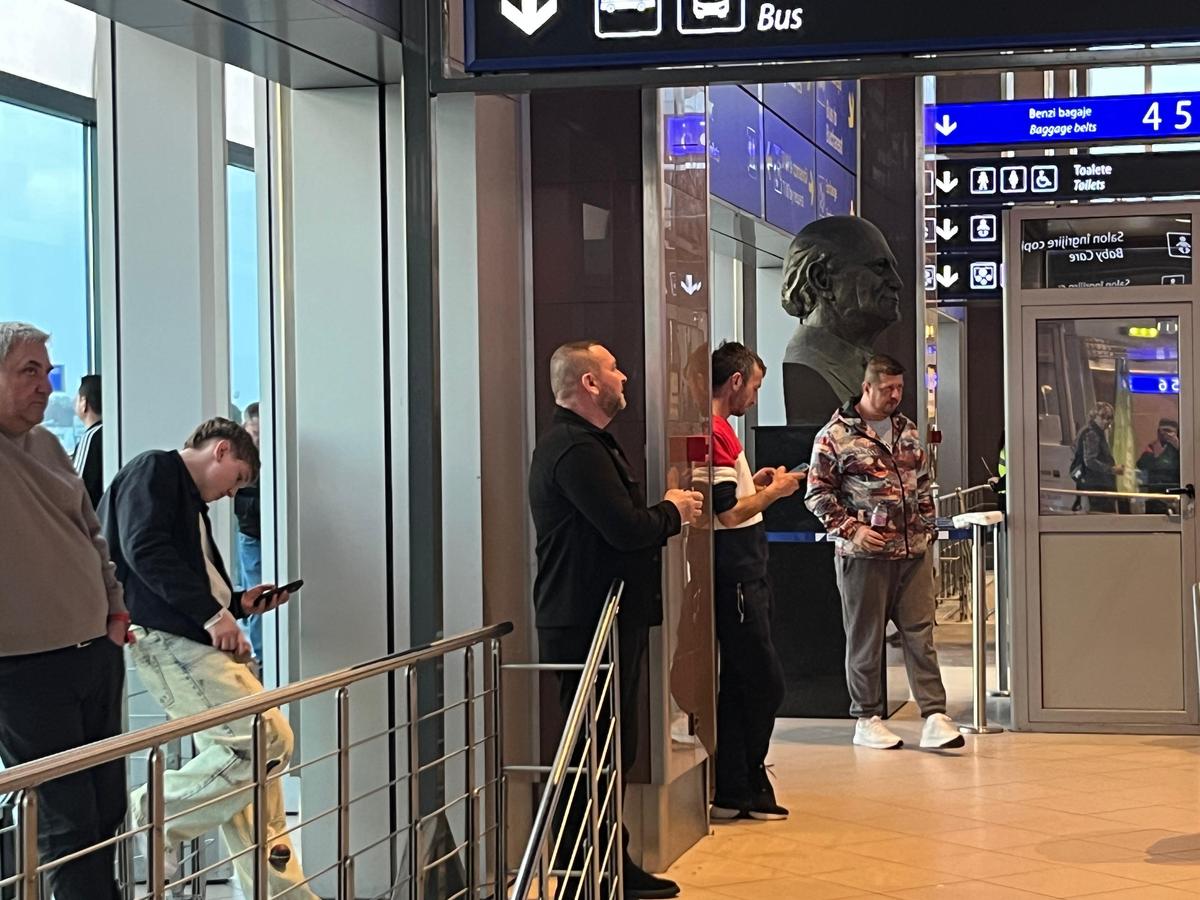 Ionuț Radu a aterizat la București » Cum arată piciorul portarului și prima reacție de la aeroport