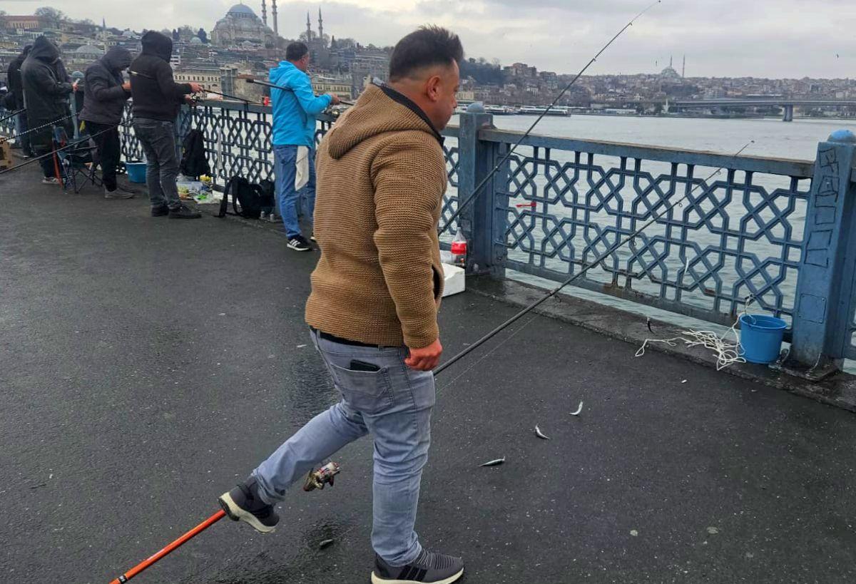 O zi pe Galata Bridge: pescuitul de pe pod, activitatea preferată a localnicilor din Istanbul