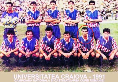 Roland Agalliu (încercuit), în lotul Craiovei în 1991, câștigător al Cupei României