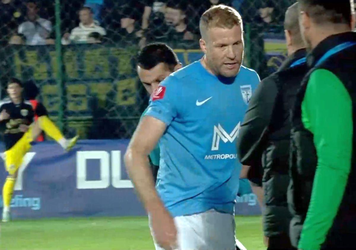 Eliminat după ce a împins arbitrul! 2 galbene în 2 minute în Superligă