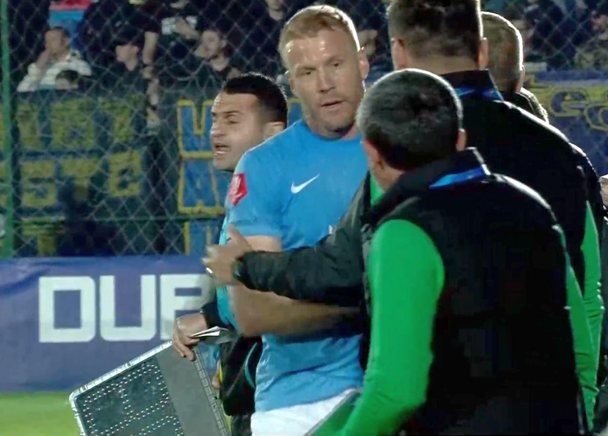 Eliminat după ce a împins arbitrul! 2 galbene în 2 minute în Superligă