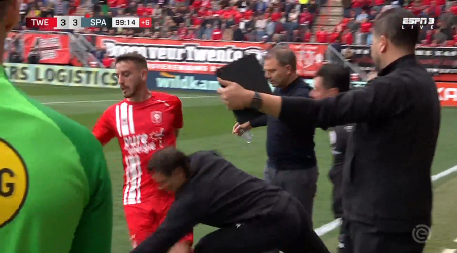 Momente incredibile în prima ligă olandeză » Un antrenor a placat un jucător advers scăpat pe contraatac!