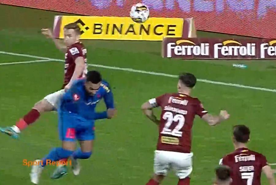 Onea îl lovește pe Omrani din spate, inclusiv cu cotul, în timp ce atacantul de la FCSB se pregătea să reia cu capul MM acuză o CONSPIRAȚIE: „N-ar da bine pentru FRF ca FCSB să câștige campionatul!” + Reclamă alte 3 faze de arbitraj cu Rapid: „Penalty evident!”