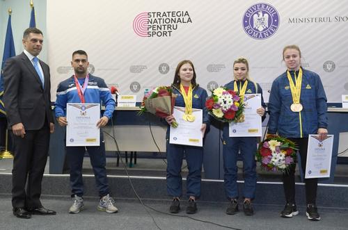 Ministrul Eduard Novak alături de halterofilul Valentin Iancu, medaliat cu argint și bronz la 55 kg, și de Andreea Cotruța, Mădălina Cambei și Loredana Toma FOTO Agerpres