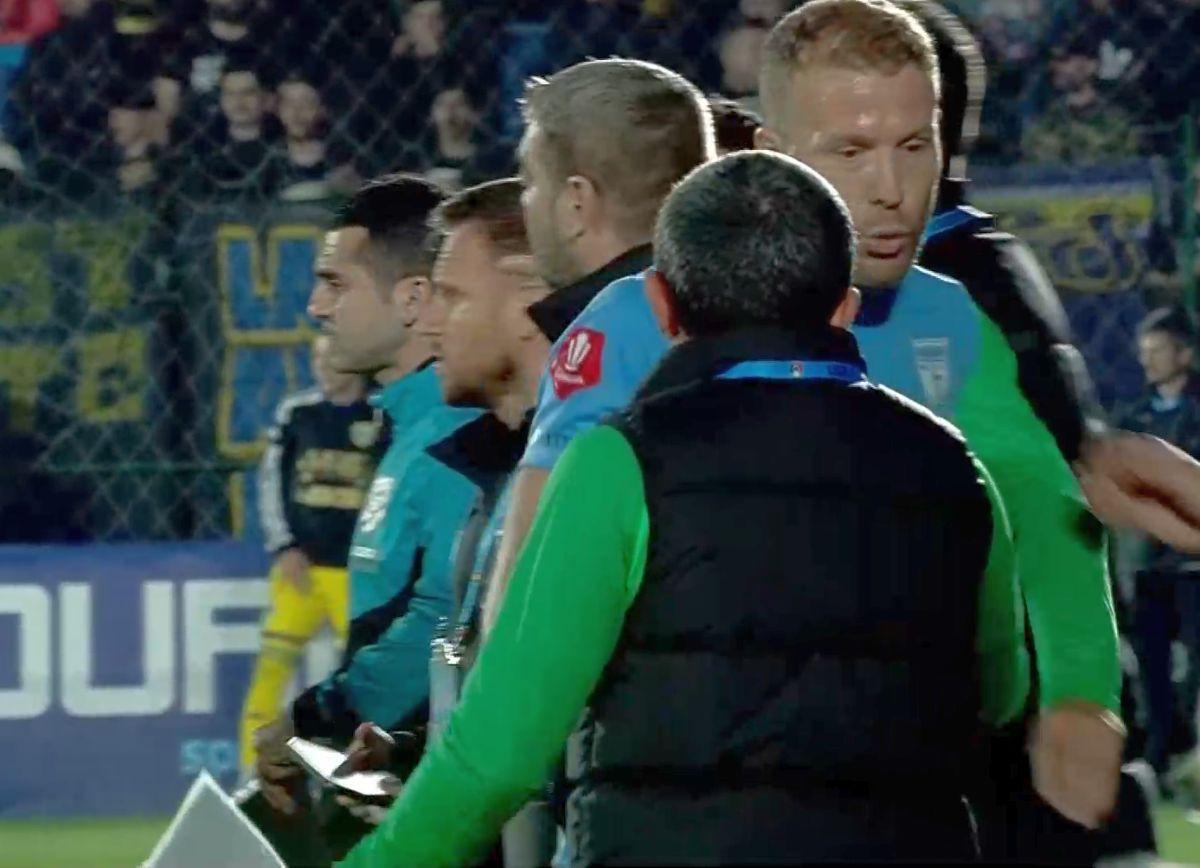 Eliminat după ce a împins arbitrul! 2 galbene în 2 minute în Superligă