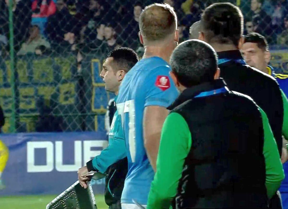 Eliminat după ce a împins arbitrul! 2 galbene în 2 minute în Superligă