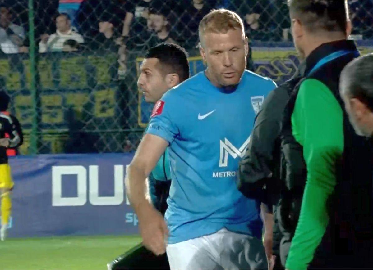 Eliminat după ce a împins arbitrul! 2 galbene în 2 minute în Superligă
