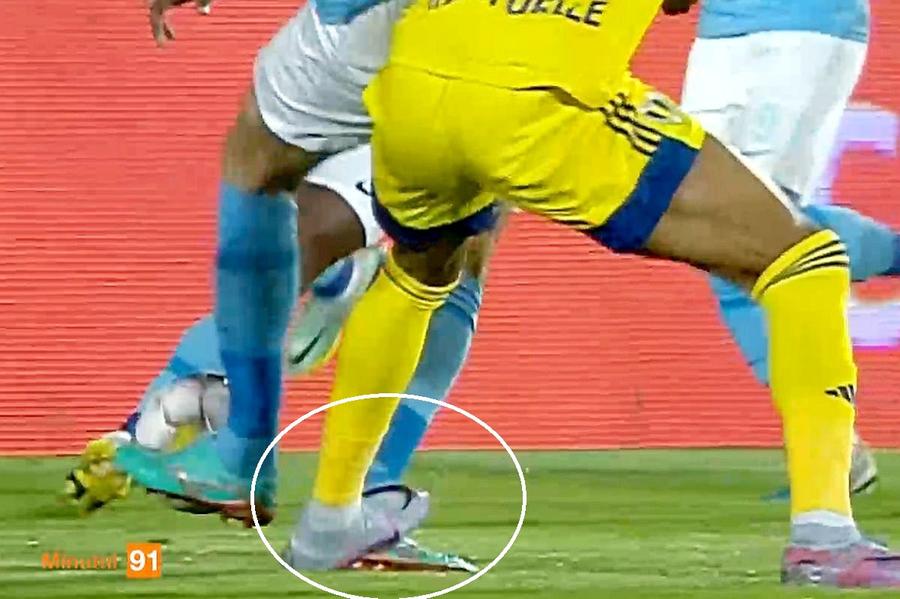 Irobiso l-a călcat violent pe Armaș // foto: captură Orange Sport Ilie Dumitrescu, consternat de ce a spus Kyros Vassaras: „Nu există așa ceva!”