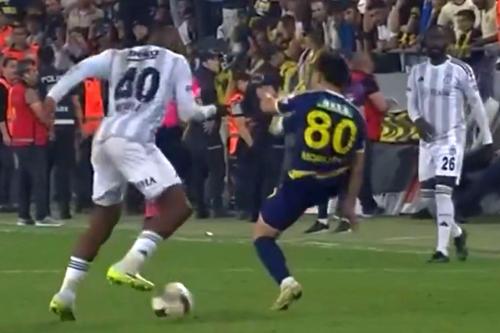 Olimpiu Moruțan (24 de ani), extrema dreaptă de la Ankaragucu, a suferit o accidentare și a fost înlocuit în timpul remizei cu Beșiktaș, scor 0-0, din turul semifinalelor Cupei Turciei.