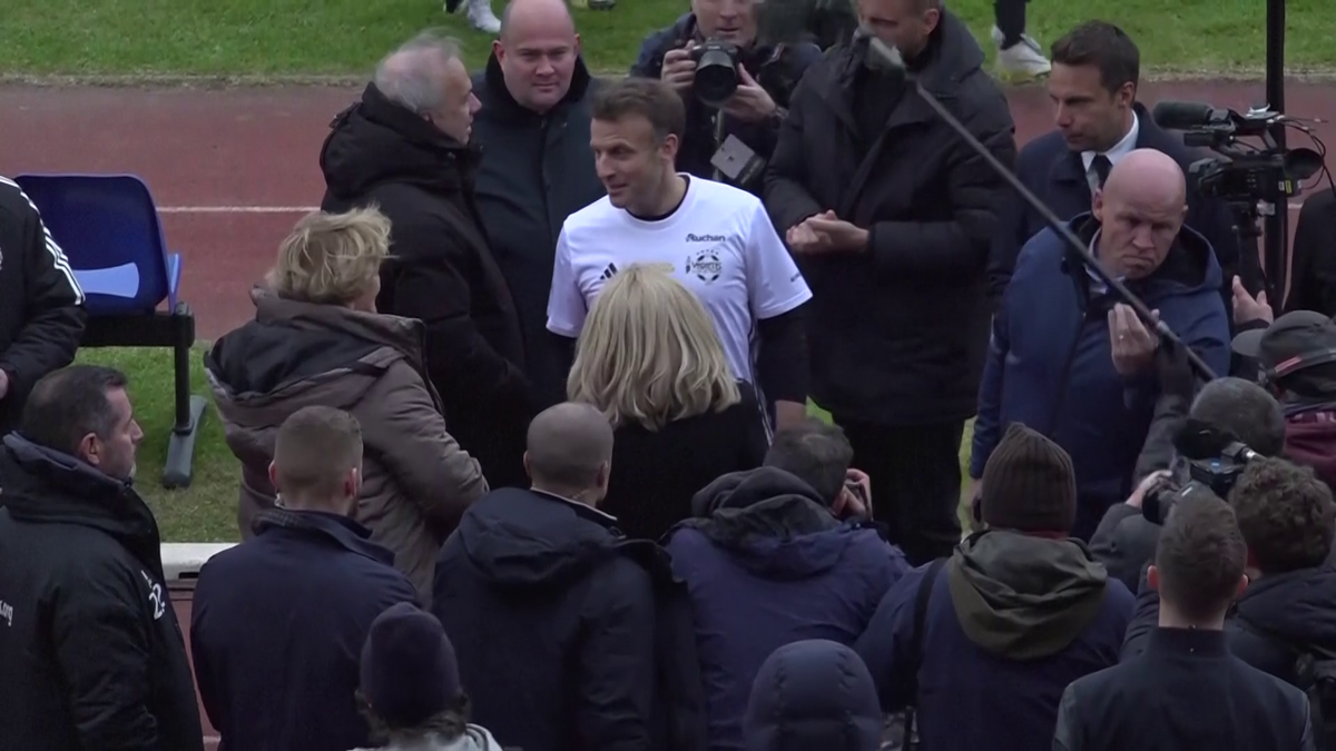 Emmanuel Macron a jucat un meci de fotbal în scop caritabil