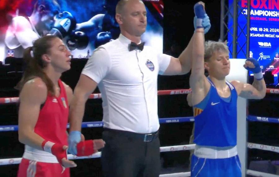 Lăcrămioara Perijoc, declarată câștigătoare în fața Olenei Savchuk / Sursă foto: FR Box România și-a asigurat primele medalii la Campionatele Europene de box