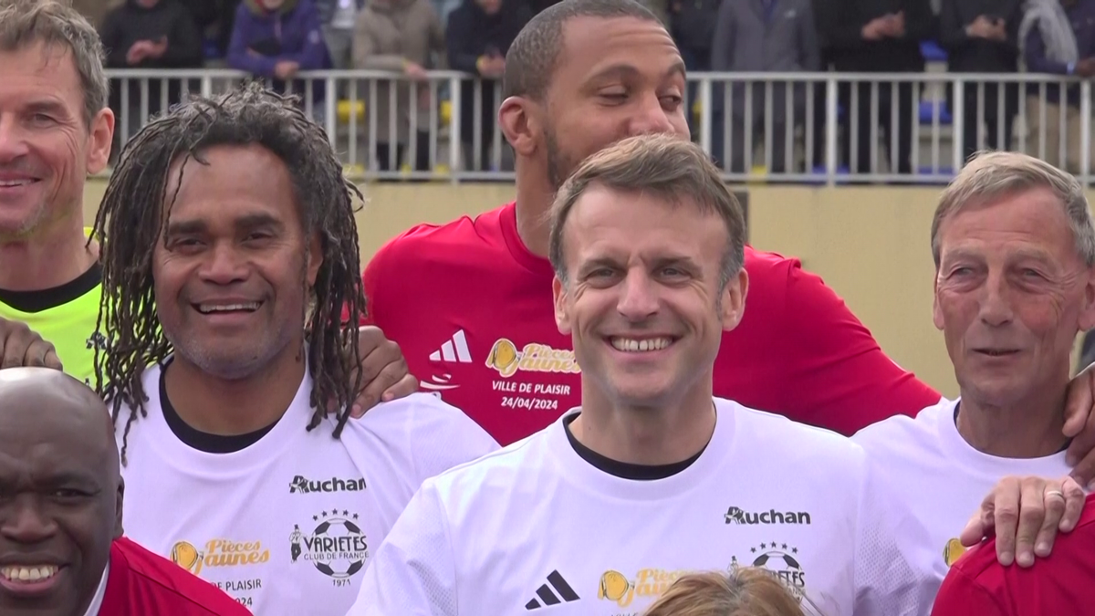 Emmanuel Macron a jucat un meci de fotbal în scop caritabil! Ce supervedete au evoluat