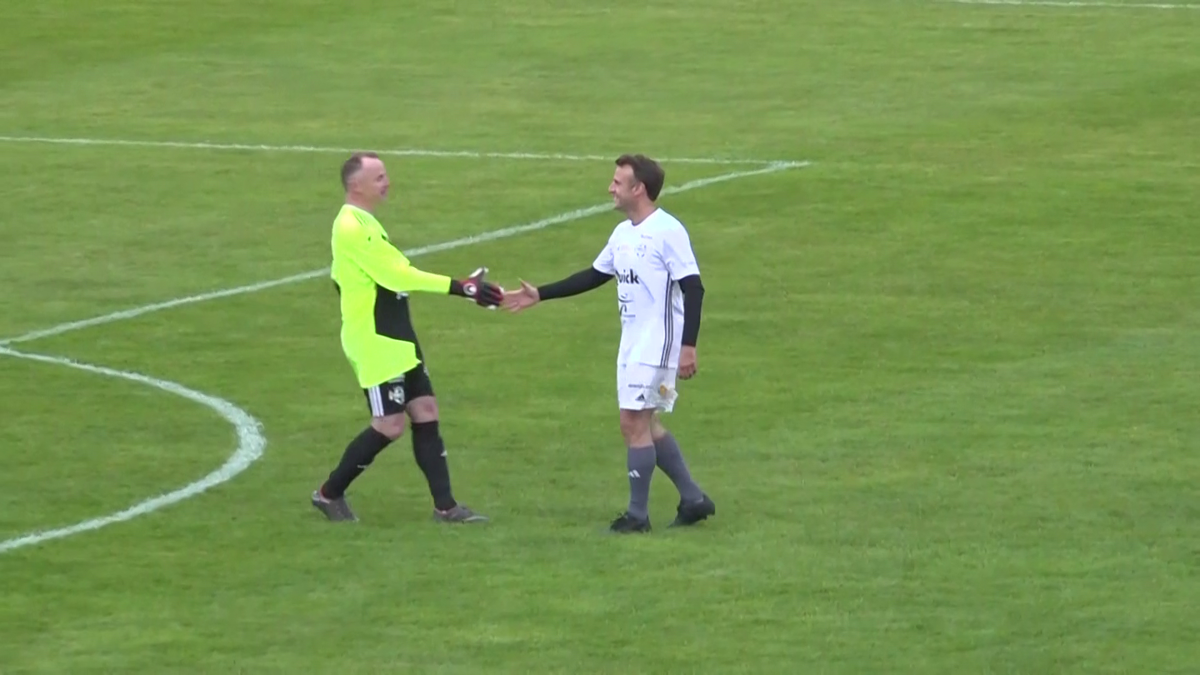 Emmanuel Macron a jucat un meci de fotbal în scop caritabil! Ce supervedete au evoluat
