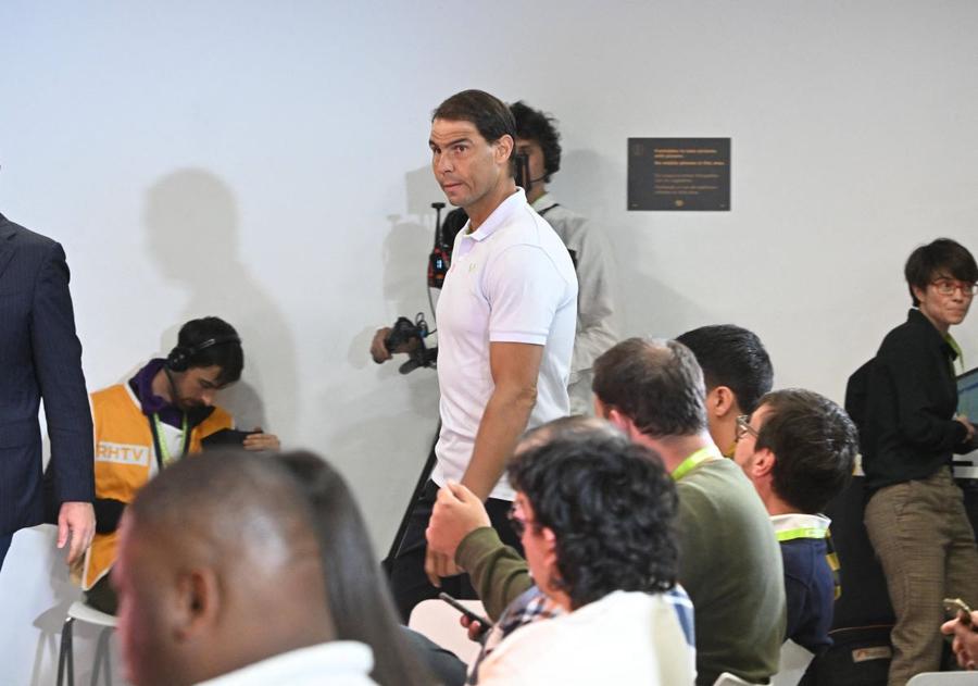 Rafael Nadal intrând în sala de conferințe la Madrid Foto: Imago Rafael Nadal: „Dacă Parisul ar fi azi, nu aș ieși pe teren să joc, senzațiile nu au fost bune”