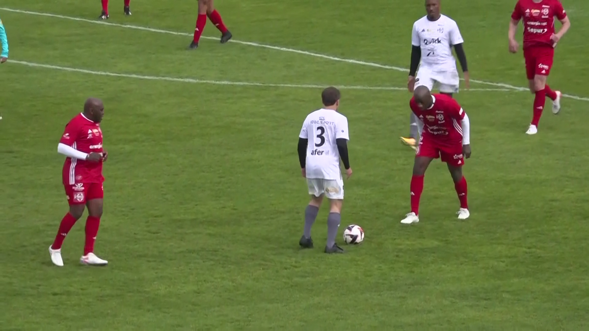 Emmanuel Macron a jucat un meci de fotbal în scop caritabil! Ce supervedete au evoluat