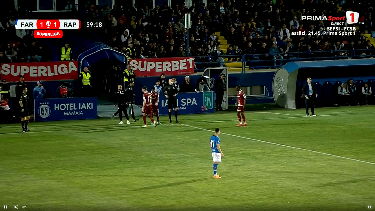 Scene incredibile la Farul - Rapid » L-a împins pe Bogdan Lobonț după ce a fost schimbat