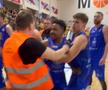 Bătaie în toată regula pe parchet! Baschetbalistul i-a aruncat pumni spectatorului