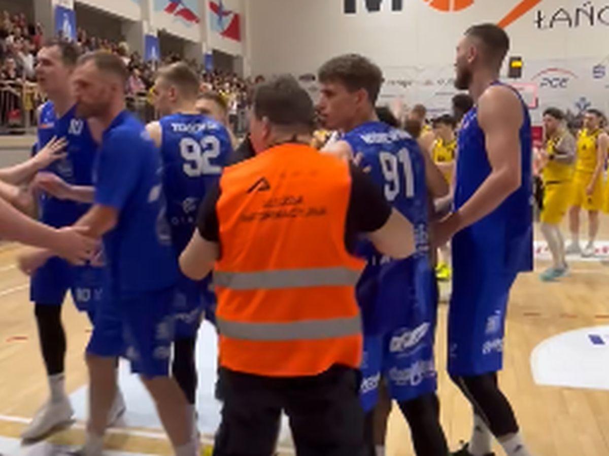 Bătaie în toată regula pe parchet! Baschetbalistul i-a aruncat pumni spectatorului