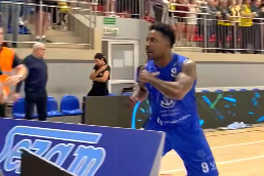 Remon Nelson, în momentul bătăii cu suporterul gazdelor