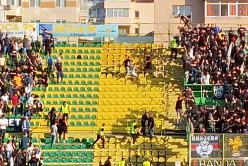 Suporterii s-au caftit în tribunele arenei din Mioveni, înainte de FC Argeș - Steaua