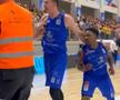 Bătaie în toată regula pe parchet! Baschetbalistul i-a aruncat pumni spectatorului