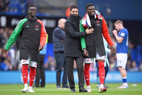 Managerul Mikel Arteta, zâmbitor alături de Thomas Partey // foto: Guliver/gettyimages