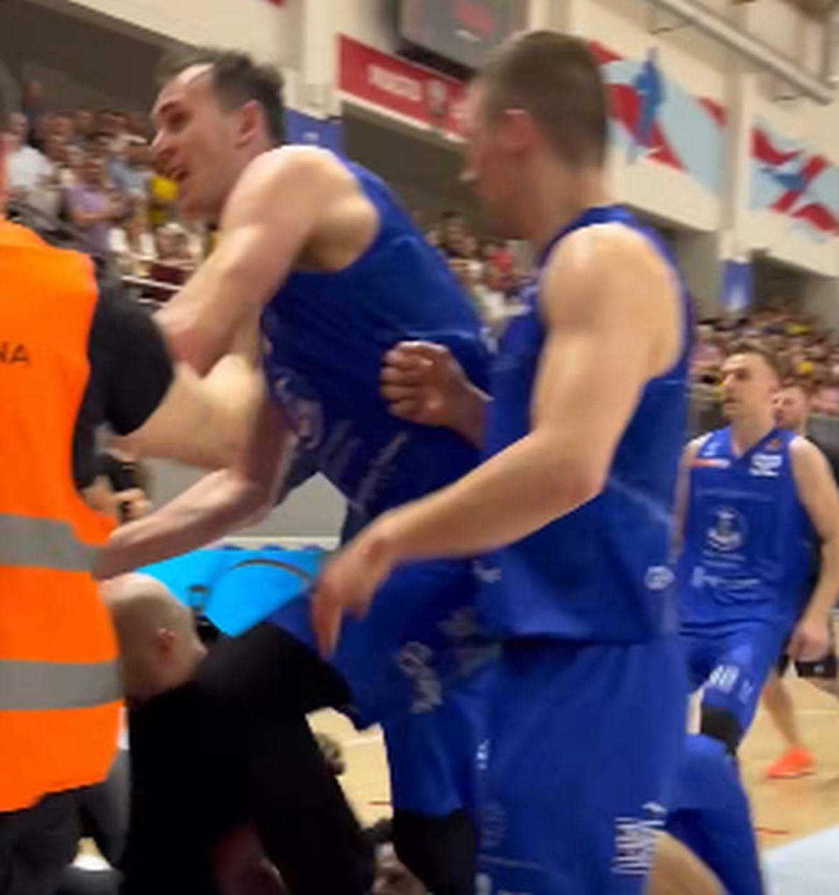 Bătaie în toată regula pe parchet! Baschetbalistul i-a aruncat pumni spectatorului
