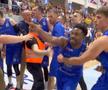 Bătaie în toată regula pe parchet! Baschetbalistul i-a aruncat pumni spectatorului