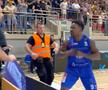 Bătaie în toată regula pe parchet! Baschetbalistul i-a aruncat pumni spectatorului