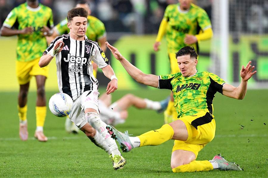 Tarik Muharemovic, în dreapta, în acțiune // foto: Guliver/gettyimages Doi foști adversari ai României ar putea fi antrenați de Cristi Chivu! » Nume nou pe lista de transferuri la Inter